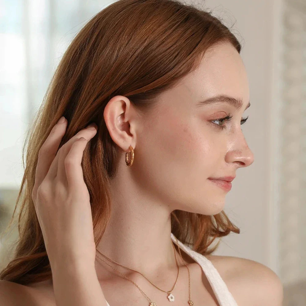 Brinco C-Forma Martelado Ouro 18K - Elegância Atemporal