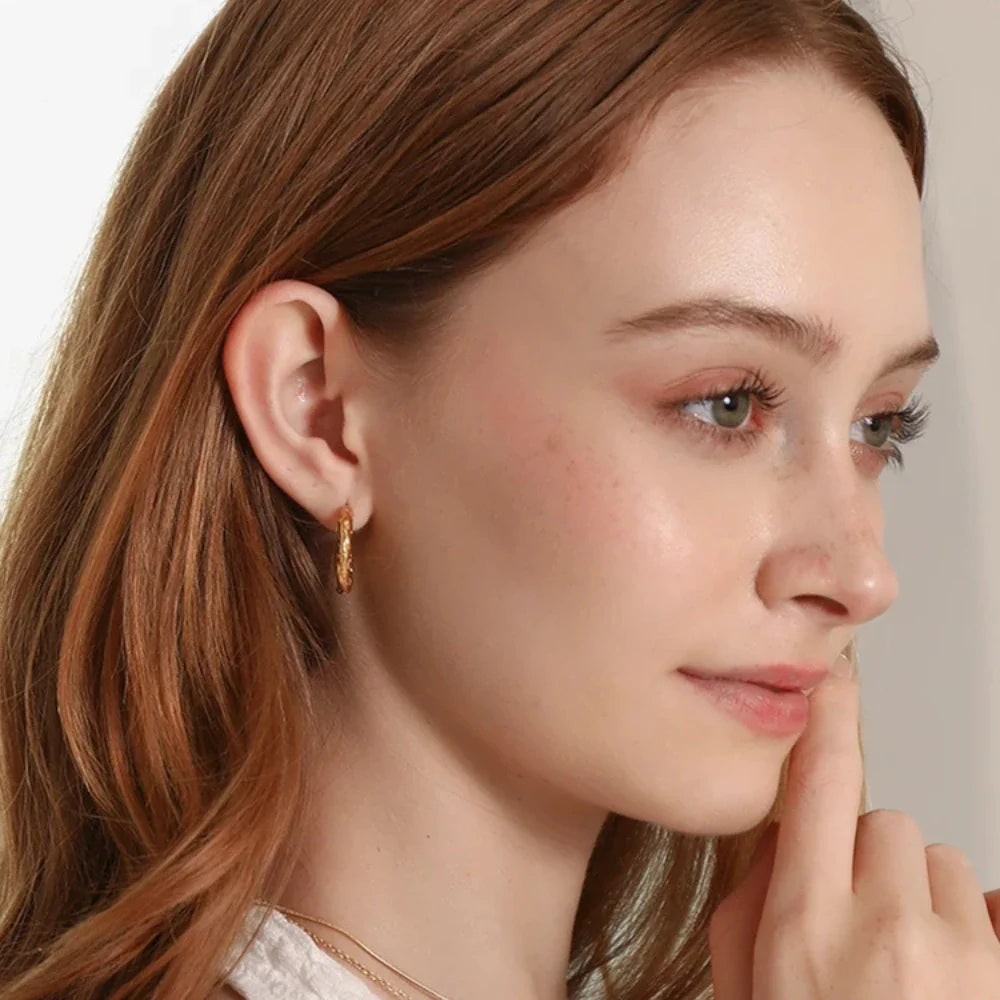 Brinco C-Forma Martelado Ouro 18K - Elegância Atemporal