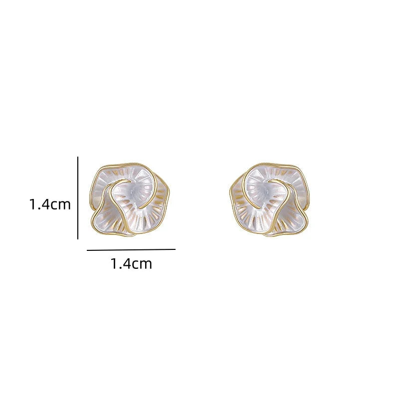 Brincos Florais de Esmalte Branco Dobrados - Design Exclusivo