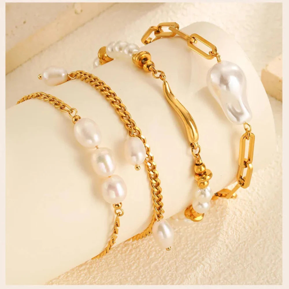 Elegante Pulseira de Pérolas com Corrente Banhada a Ouro 18K