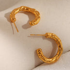 Brinco C-Forma Martelado Ouro 18K - Elegância Atemporal