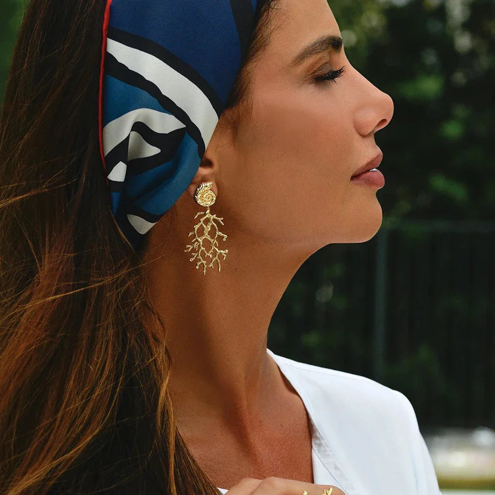 Brincos Elegância Oceânica: Concha e Coral Banhados a Ouro 18K