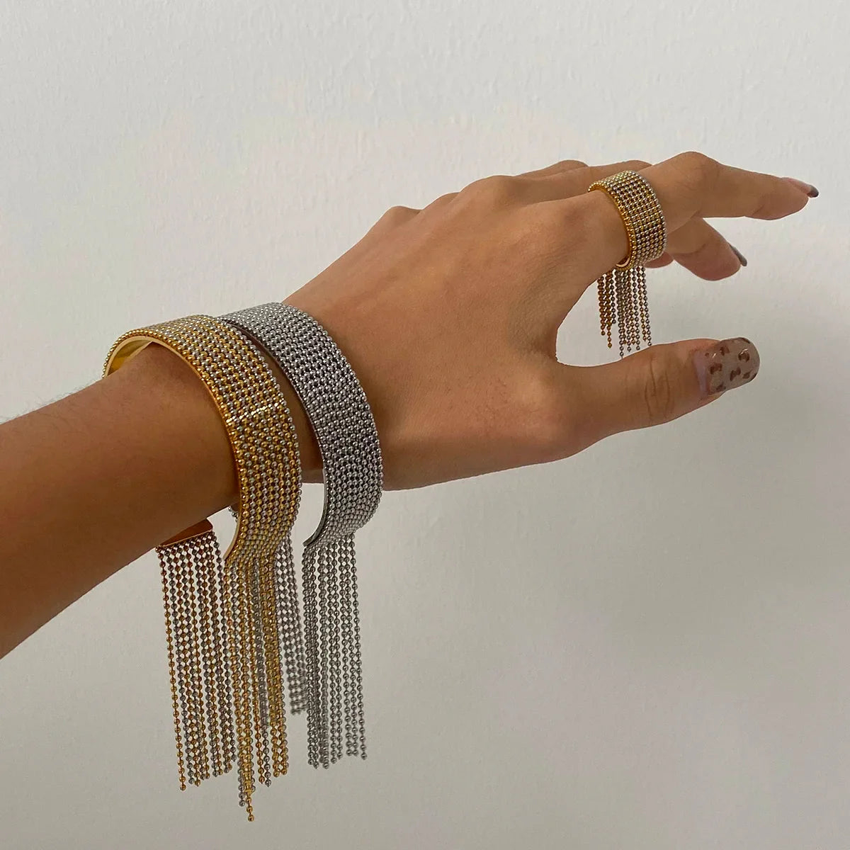 Pulseira Manguito Luxuosa com Borla em Ouro e Prata