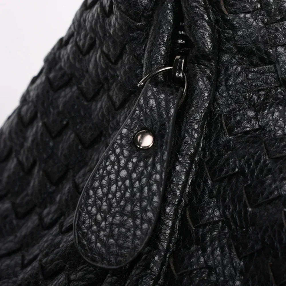 Bolsa Hobo Meia Lua em Couro Vegano Tecido Artesanal