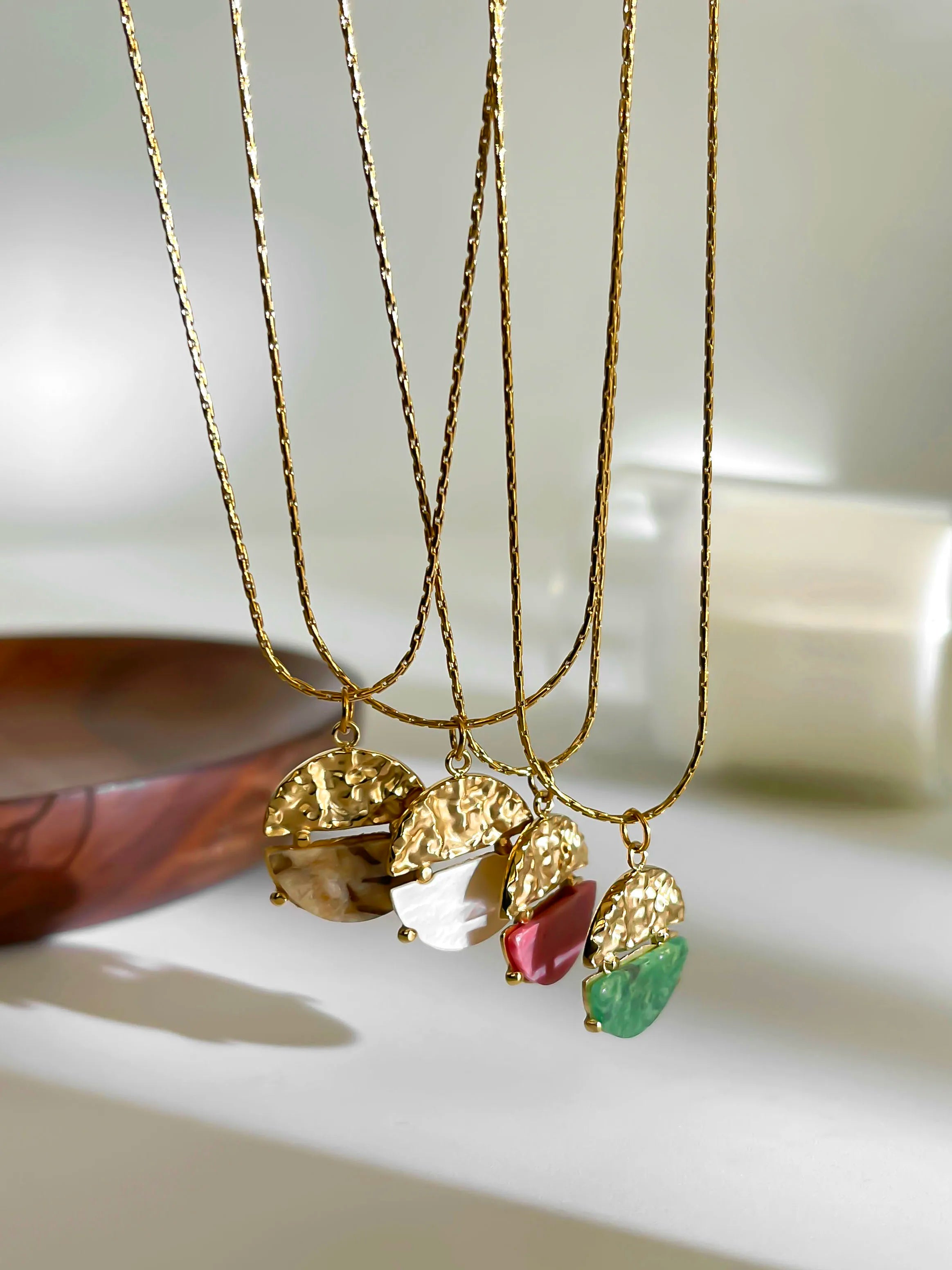 Colar Pingente Circular em Aço Inoxidável Banhado a Ouro 18K