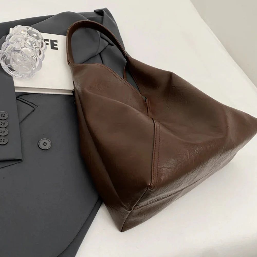 Bolsa Hobo de Couro Feminina Leftside - Elegância Atemporal