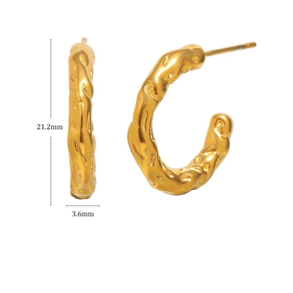 Brinco C-Forma Martelado Ouro 18K - Elegância Atemporal