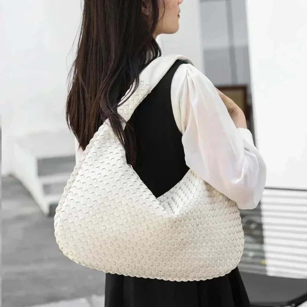 Bolsa Hobo Meia Lua em Couro Vegano Tecido Artesanal