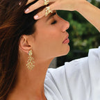 Brincos Elegância Oceânica: Concha e Coral Banhados a Ouro 18K