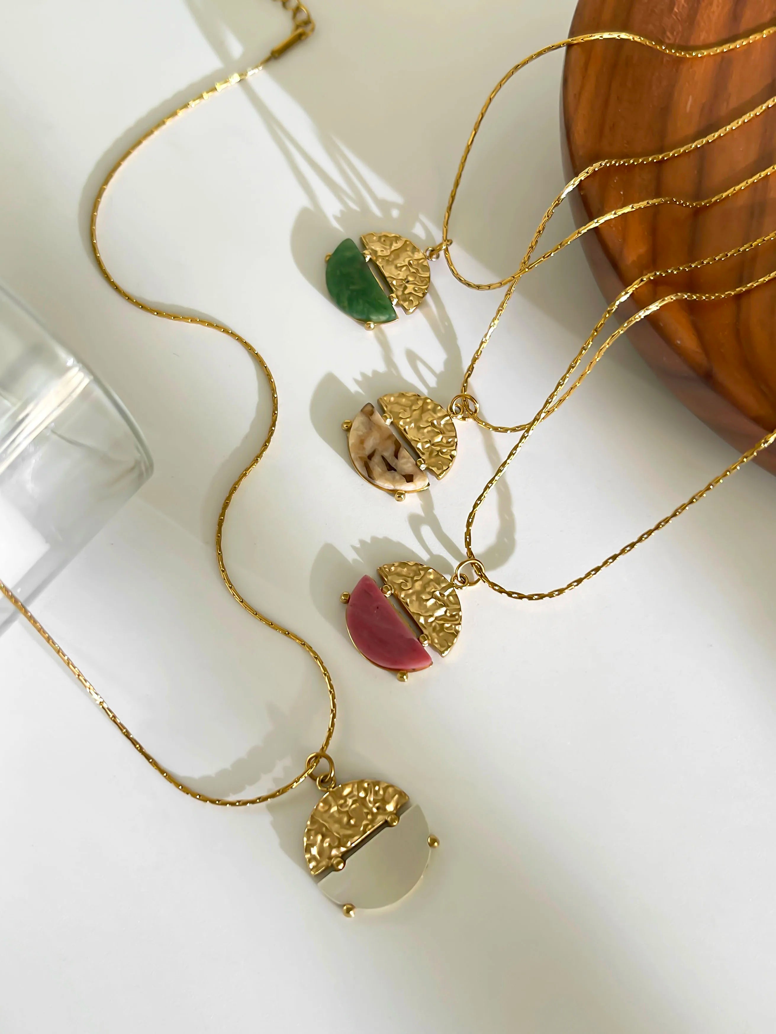 Colar Pingente Circular em Aço Inoxidável Banhado a Ouro 18K