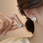 Brincos Florais de Esmalte Branco Dobrados - Design Exclusivo