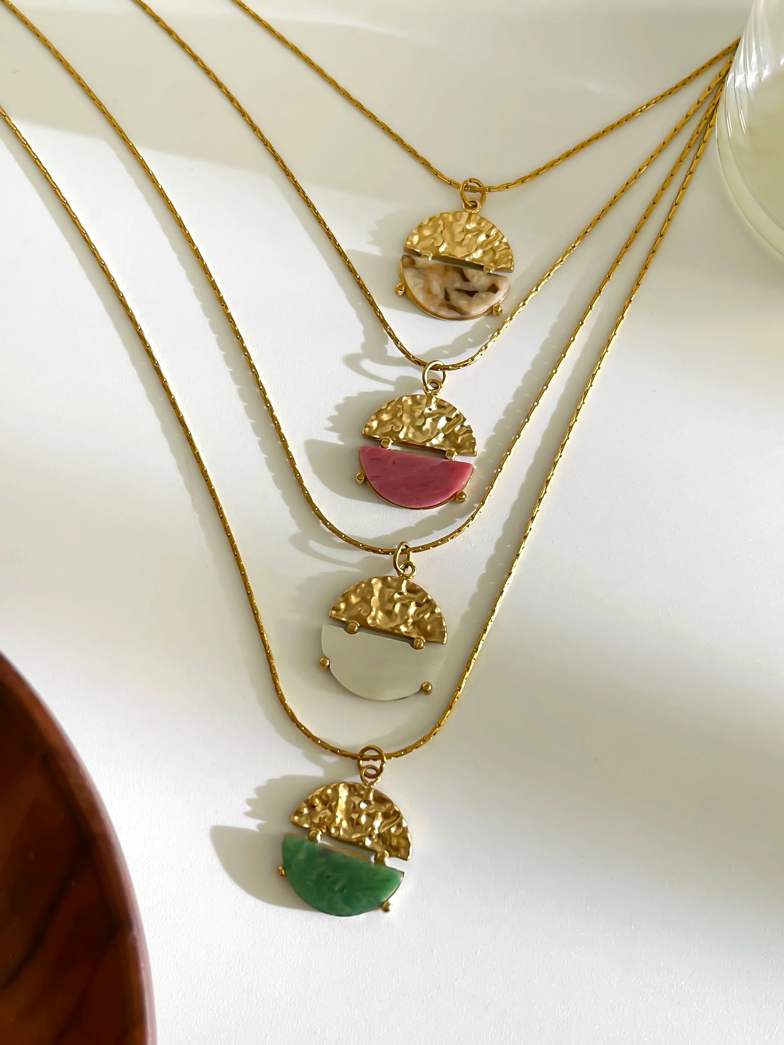 Colar Pingente Circular em Aço Inoxidável Banhado a Ouro 18K