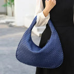 Bolsa Hobo Meia Lua em Couro Vegano Tecido Artesanal