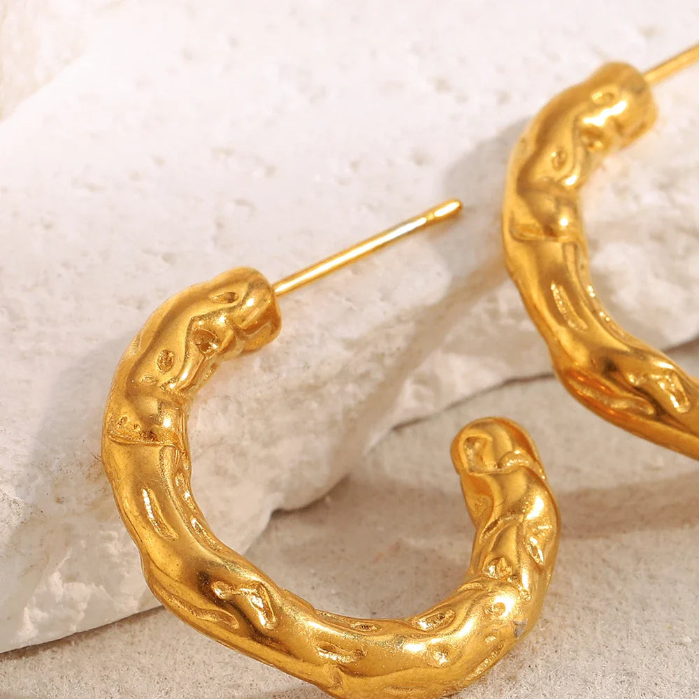 Brinco C-Forma Martelado Ouro 18K - Elegância Atemporal